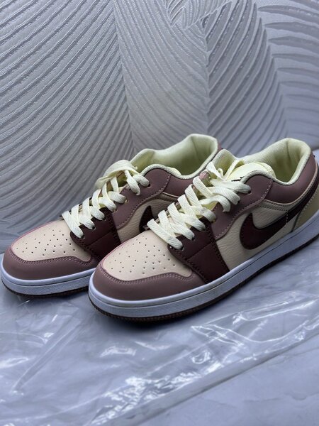 Кроссовки женские джорданы