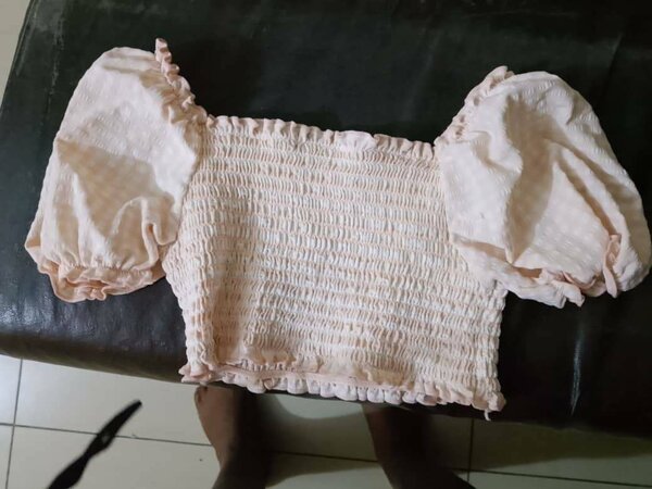 Top court à smocks pour femme