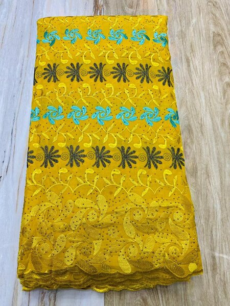 Dentelle brodée colorée