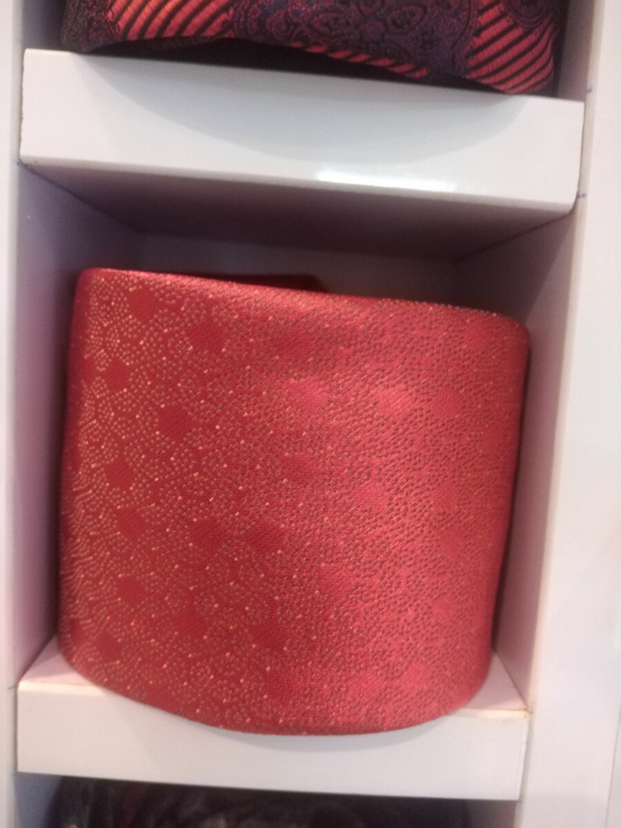 Flying ties with pocket