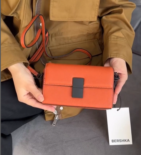 Компактная яркая кроссбоди сумка от BERSHKA оранжевая