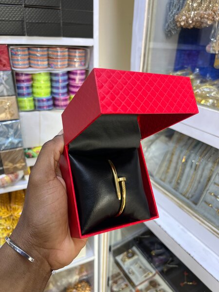 Bracelet clou en or élégant