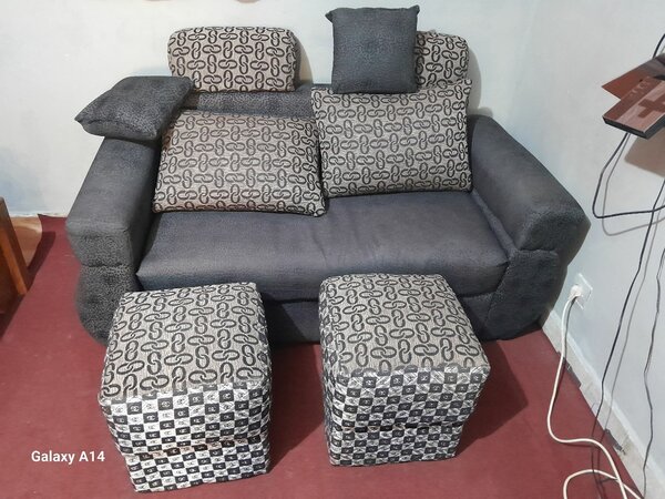 Canapé moderne avec poufs