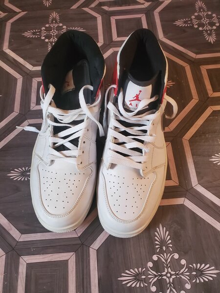 Air jordan size 9 available