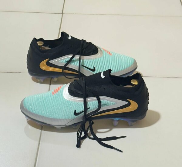 Crampons turquoise/noirs/gold Nike