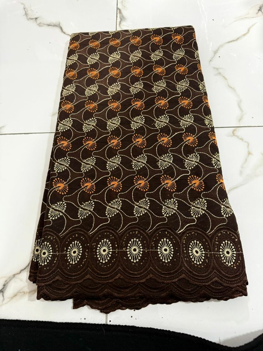 Tissus brodés colorés