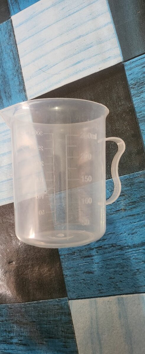 Verre doseur en plastique 300ml