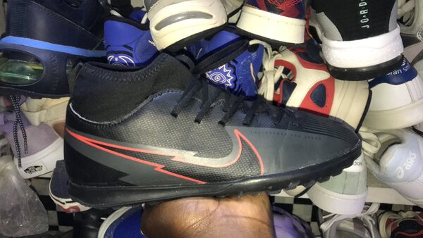 Chaussures de Foot Adhérentes