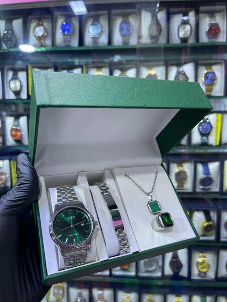 Montre et Bijoux Élégants