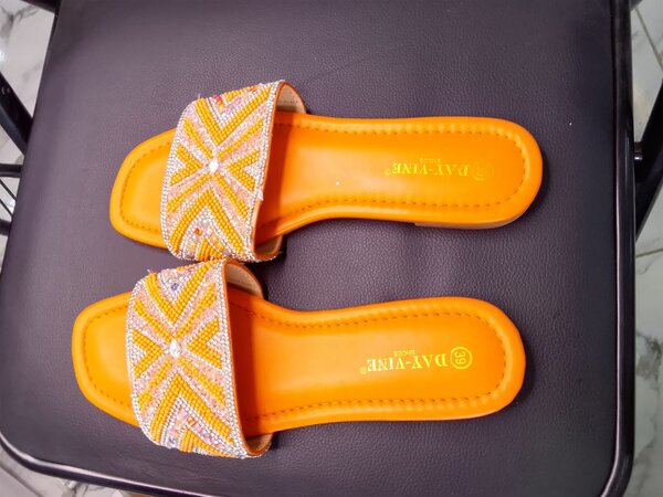 Sandales dorées tressées élégantes