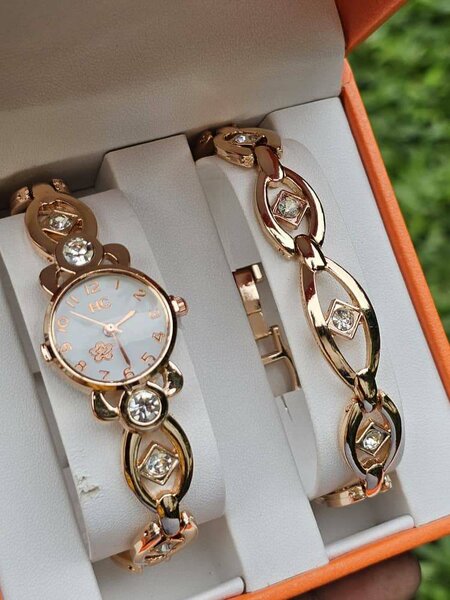 Montre élégante dorée