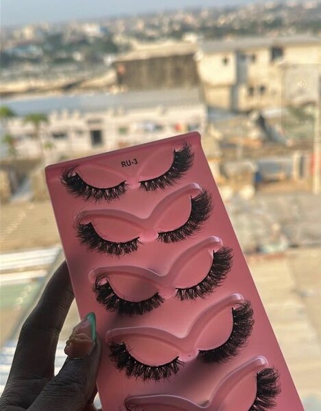 Faux cils volumineux