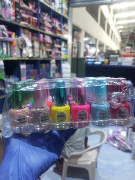 Vernis à ongles coloré