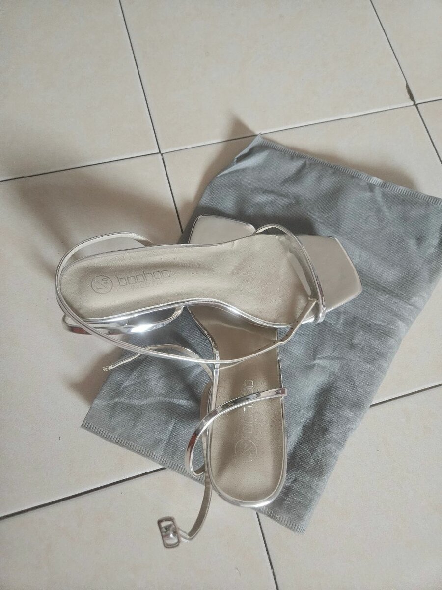 Sandales à talons transparents