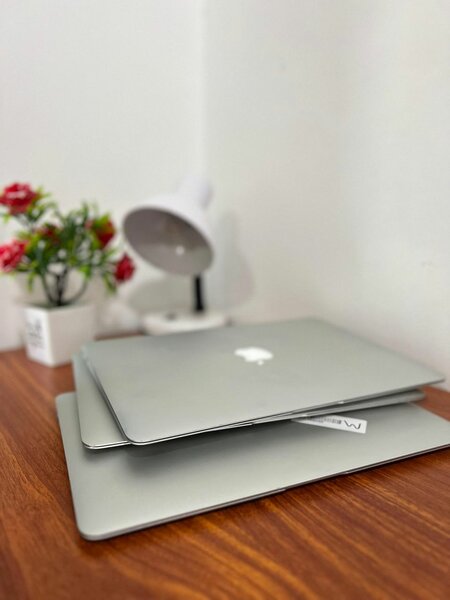 MACBOOK AIR 13.3 INCHES CORE I5 128GB SSD 4GB RAM