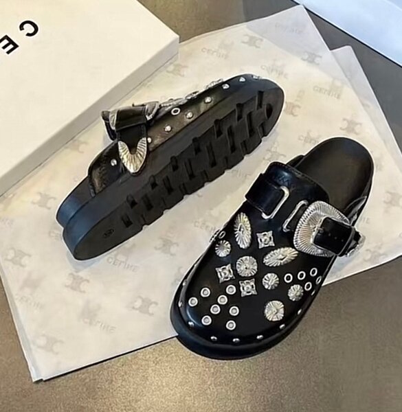 Sandales à boucles tendance