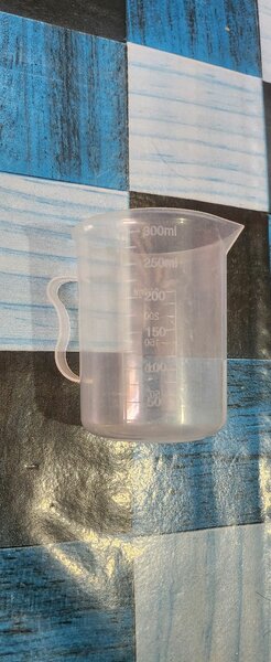 Verre doseur en plastique 300ml