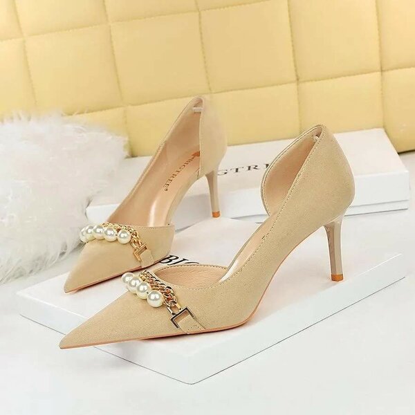 Pearl chain shoe