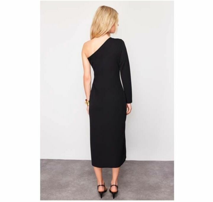 Robe noire épaule dénudée