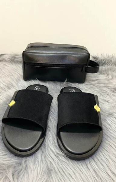 Sandales noires en daim