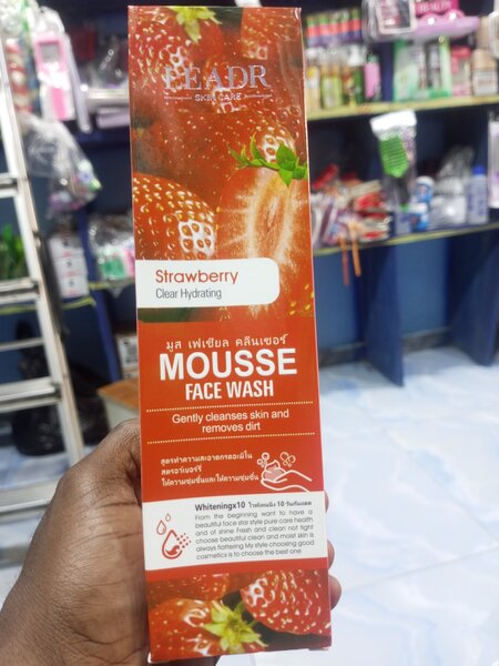 Mousse nettoyante visage fraise