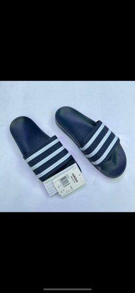 Claquettes noires rayées confortables