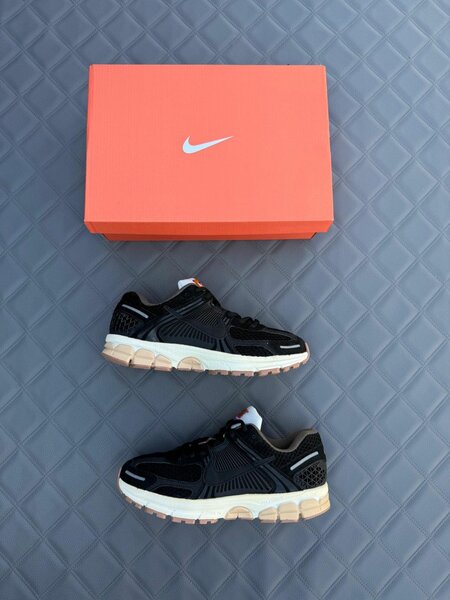 Baskets noires Nike Vomero