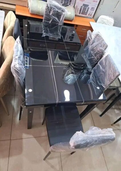 Table à manger en verre