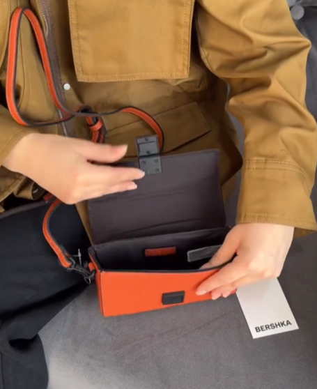 Компактная яркая кроссбоди сумка от BERSHKA оранжевая