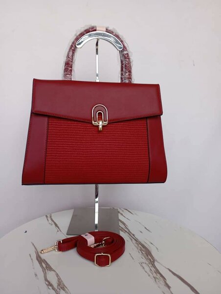 Sac à main rouge élégant