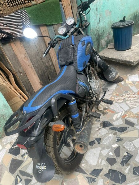 Moto urbaine robuste noire