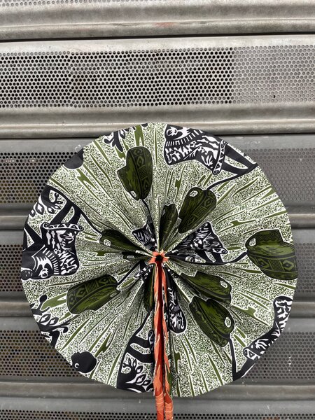 Éventail pliant coloré artisanal