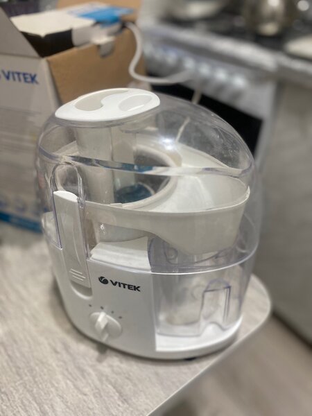 Электрическая соковыжималка Vitek б/у, в хорошем состоянии