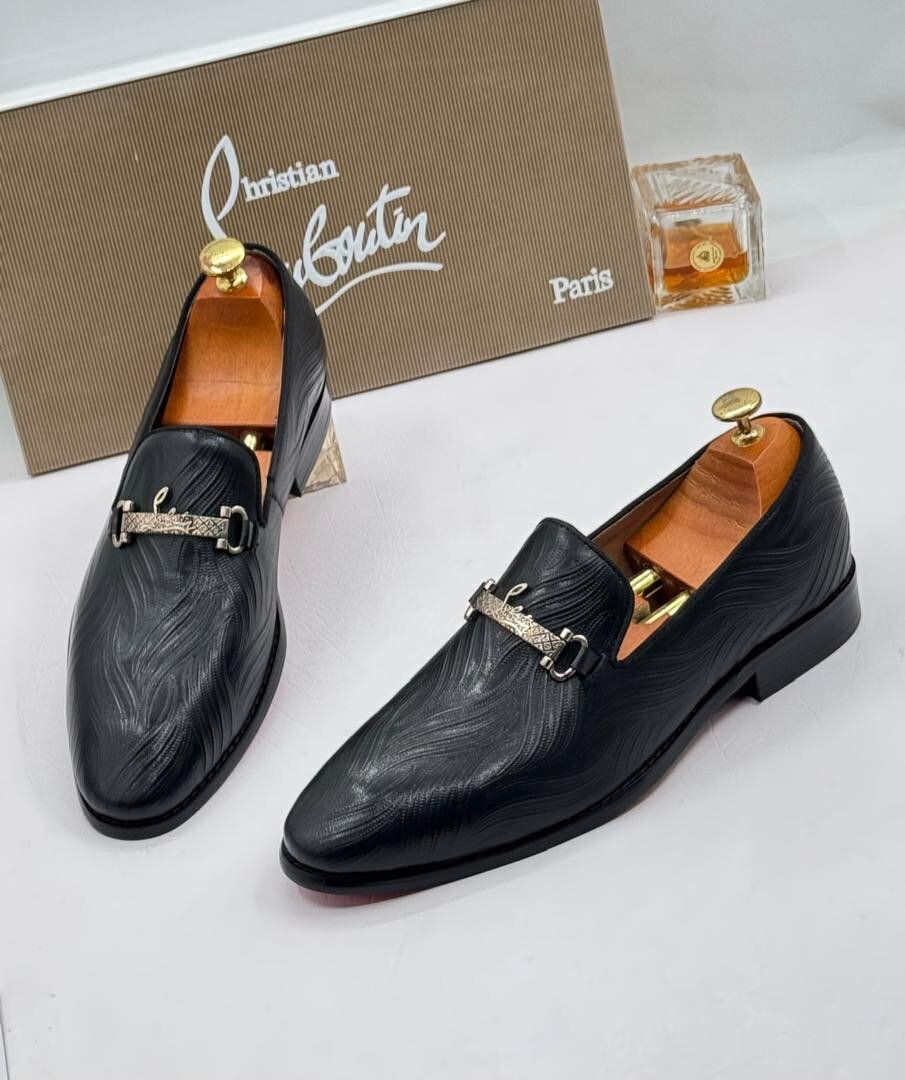 CHRISTIAN LOUBOUTIN  SHOE