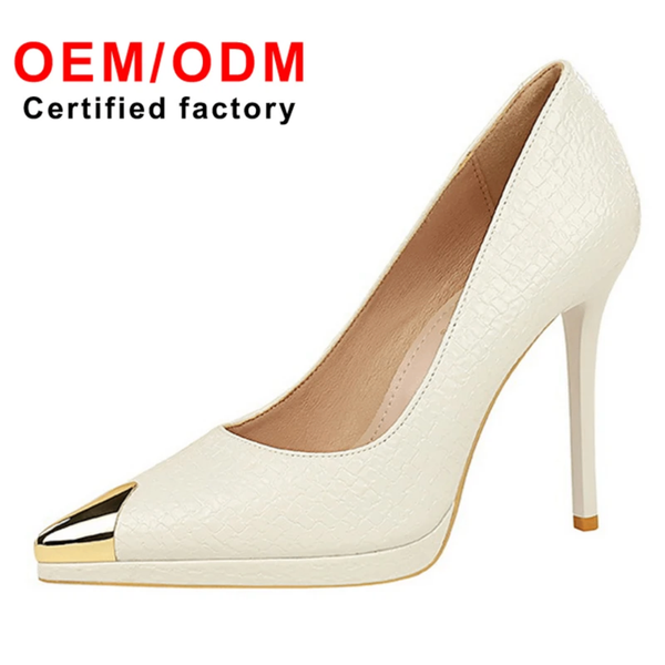 Escarpins à bout doré élégants