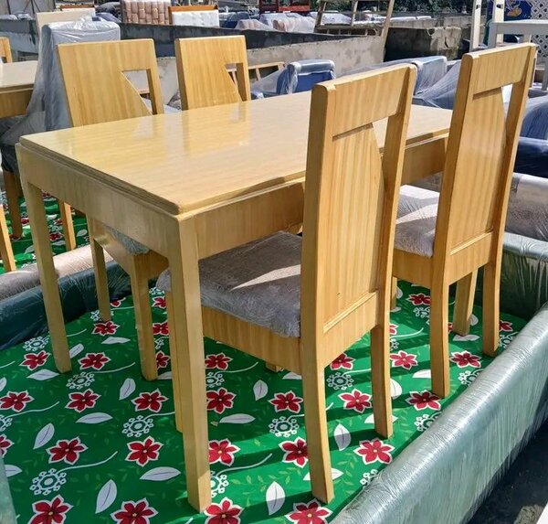 Table et chaises en bois