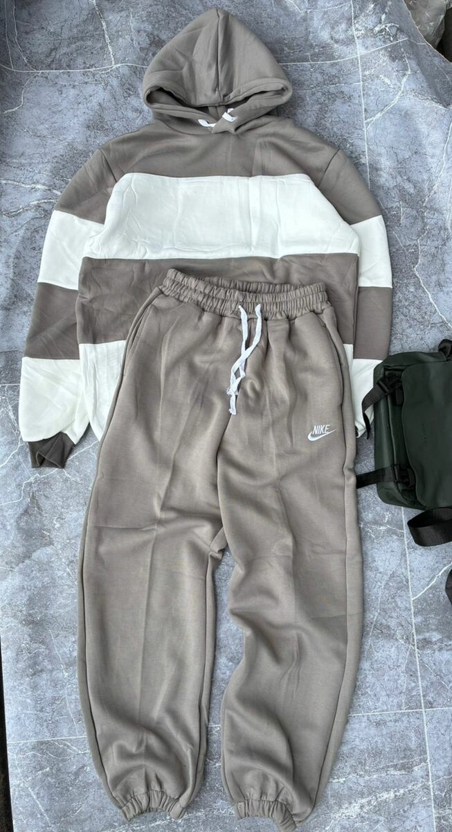 Ensemble de survêtement moderne