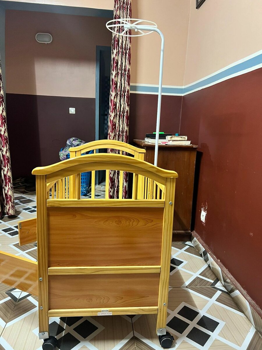 Lit bébé en bois avec roulettes