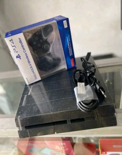 Console PS4 avec manette