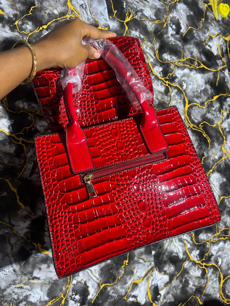 Sac à main rouge crocodile élégant