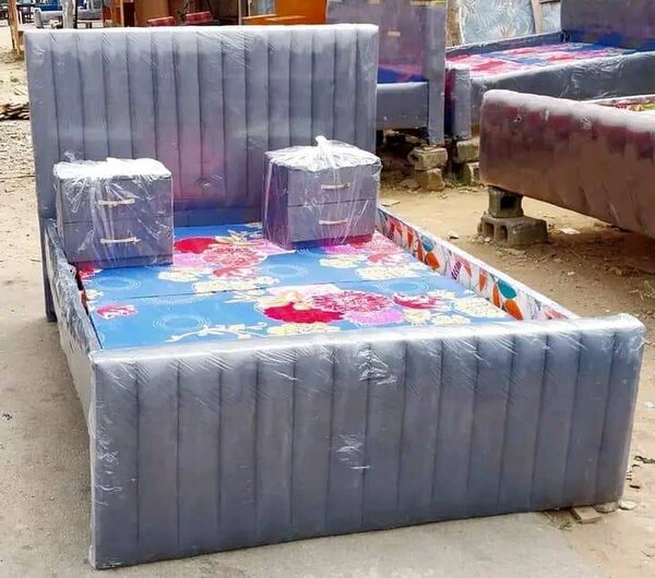 Lit double capitonné avec matelas et oreillers