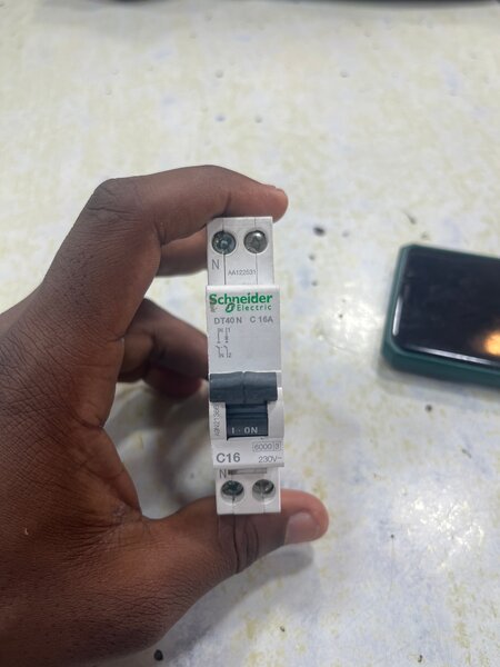 Disjoncteur Schneider C16A