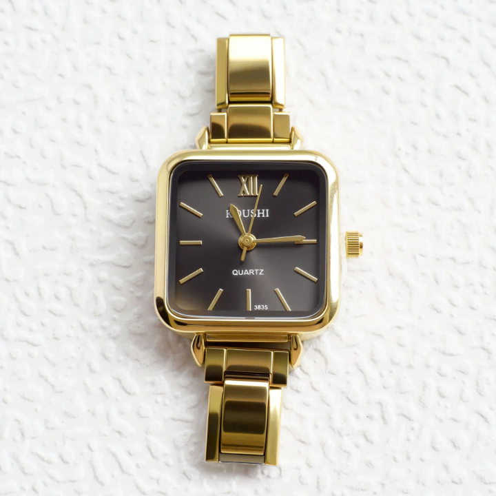 Montre carré dorée élégante