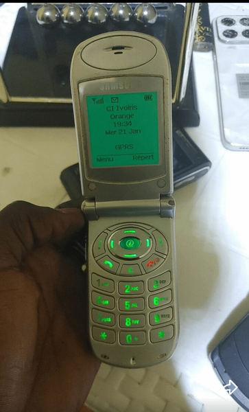 Téléphone à clapet Nokia vintage