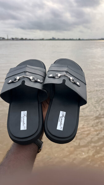 Sandales en cuir noir élégant