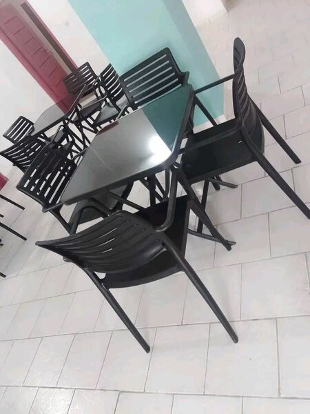 Table et chaises extérieures