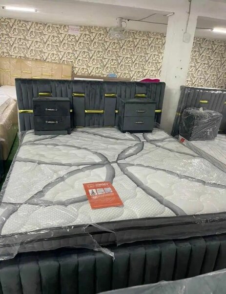 Lit moderne avec chevets intégrés