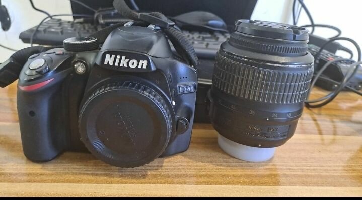 Appareil photo Nikon D3200 avec objectif et flash