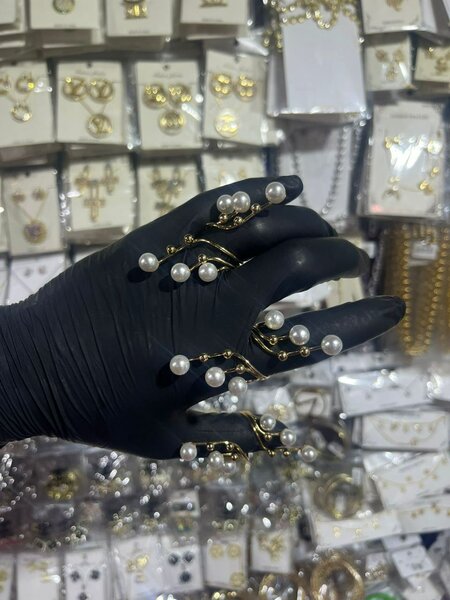 Bagues dorées avec perles