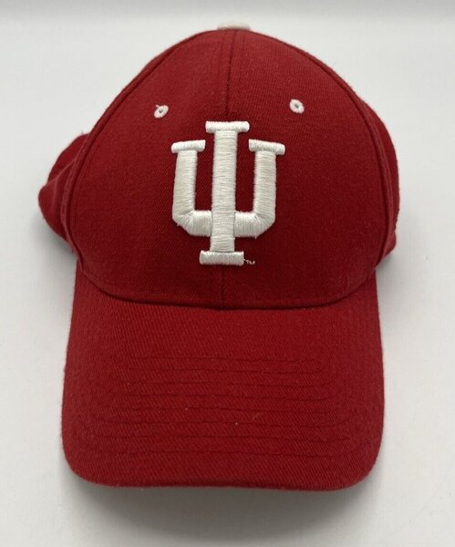 Casquette rouge IU logo blanc